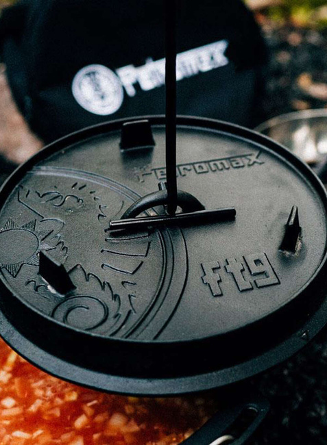 Garnek żeliwny na nóżkach Petromax Dutch Oven FT12 - black