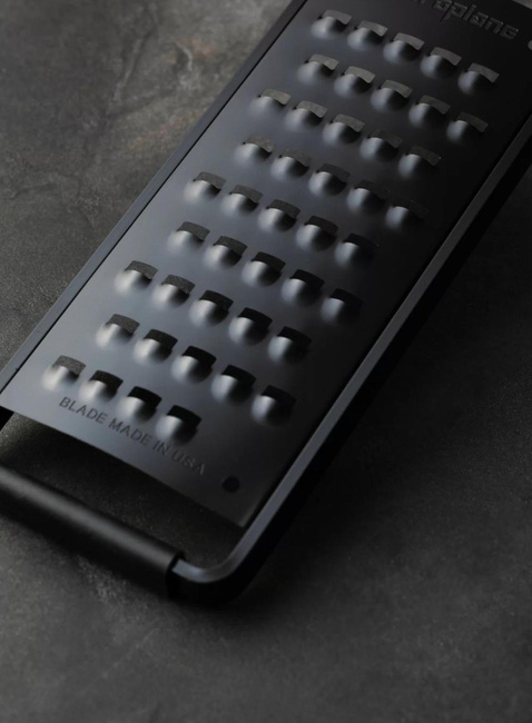 Tarka grube oczka Microplane Black Sheep Extra Coarse Grater - black