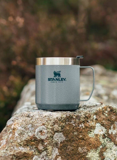 Kubek turystyczny z pokrywką Stanley Classic Legendary Camp Mug 0,35 l - hammertone lake