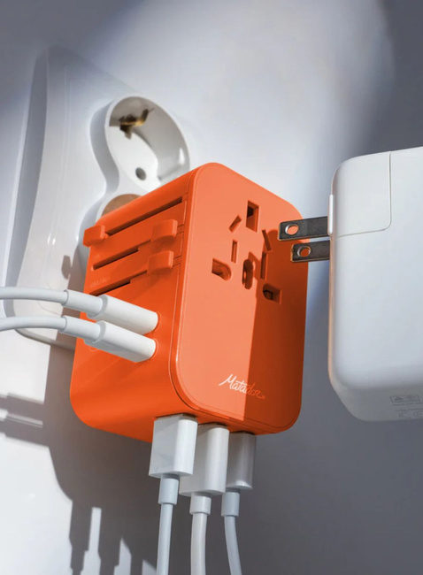 Adapter podróżny Matador Global Travel Adapter - forget me not orange