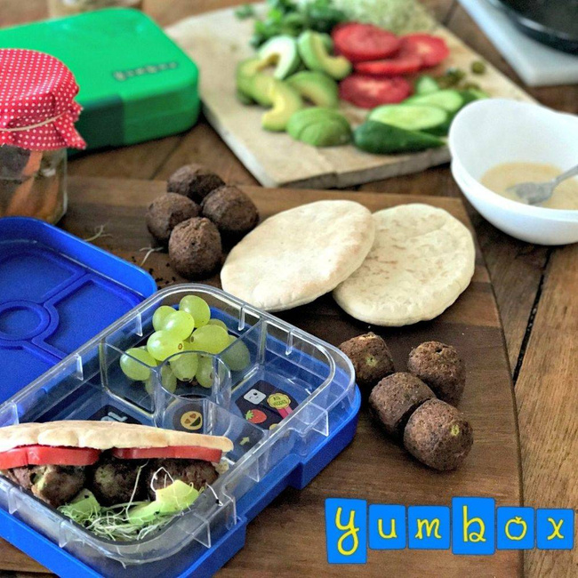 Średni płaski lunchbox do szkoły Yumbox Panino - misty aqua / rainbow 