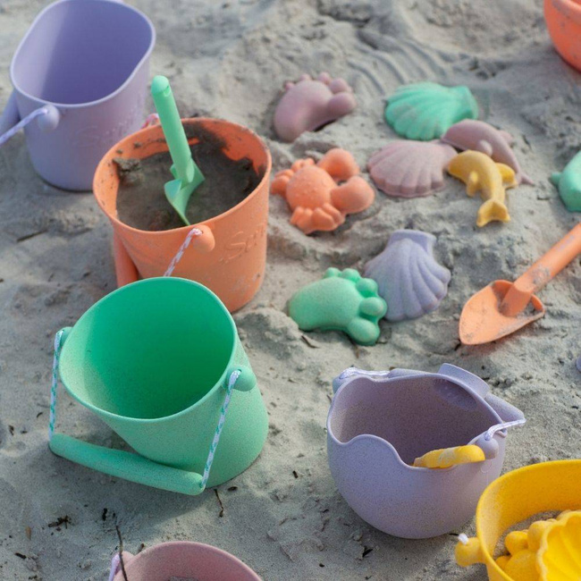 Zestaw 4 silikonowych foremek Scrunch Footprint do piasku - yellow pastel 