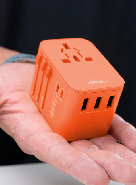 Adapter podróżny Matador Global Travel Adapter - forget me not orange