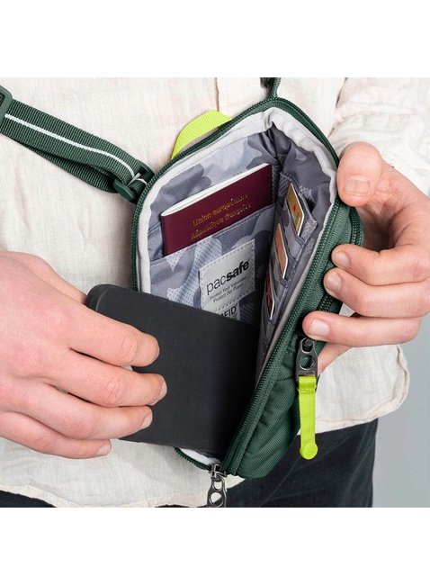 Saszetka antykradzieżowa na dokumenty Pacsafe Go Tech Crossbody - spruce green