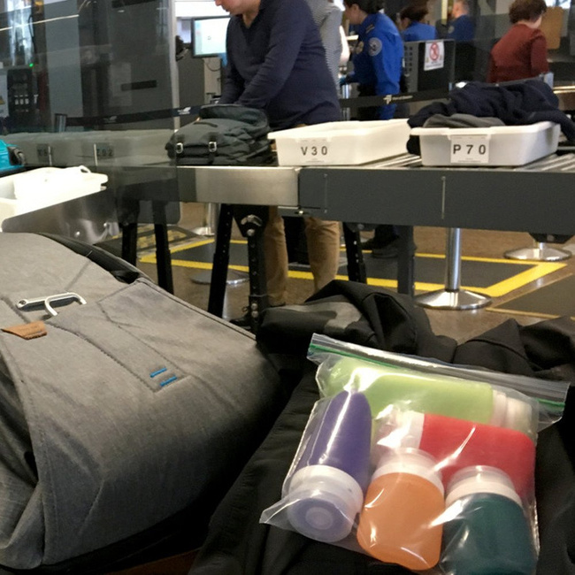 Silikonowa butelka podróżna na płyny Humangear GoToob+ S - pink