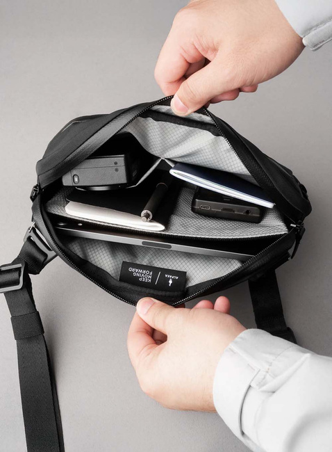 Torba saszetka na ramię Alpaka Flight Sling 2 l - black