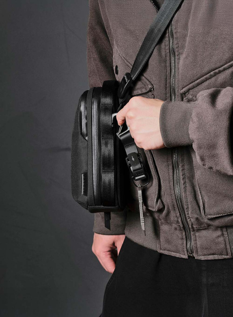 Torba crossbody Alpaka Metro Sling V2 Axoflux - black