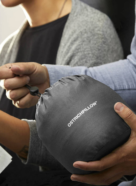 Zestaw prezentowy Poduszka podróżna Ostrichpillow GO + woreczek świąteczny