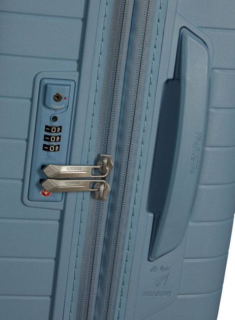 Walizka średnia American Tourister FastForward - steel blue