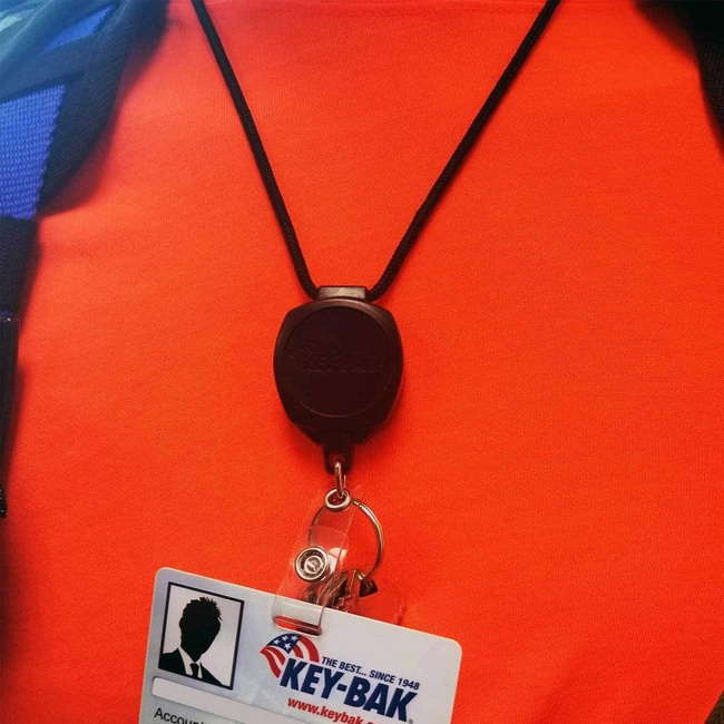 Retraktor Sidekick® ze smyczą do identyfikatora i kluczy KEY-BAK 