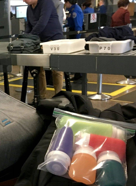 Podróżna butelka na szampon do samolotu Humangear GoToob+ L - pink