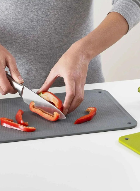 Dwie deski do krojenia z uchwytem Joseph Joseph DoorStore™ - grey 
