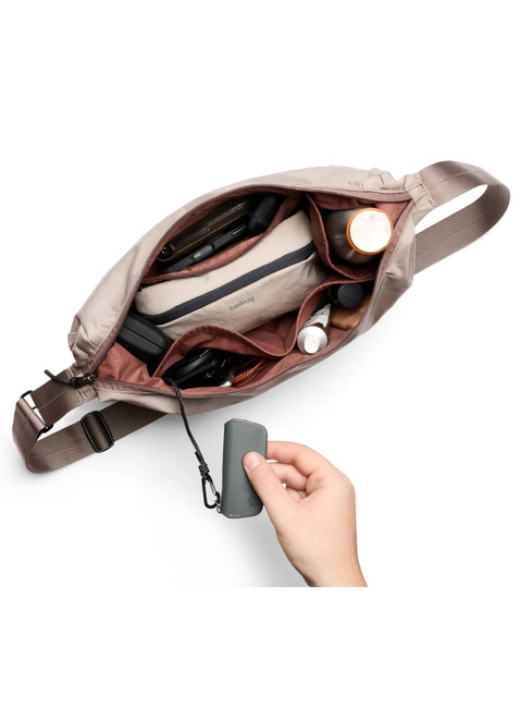 Torba na ramię Bellroy Laneway Crescent Bag 7 l - fawn