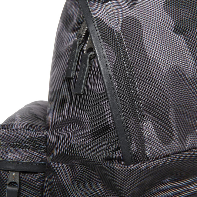 Wygodny plecak Eastpak Padded Pak'r - constructed camo
