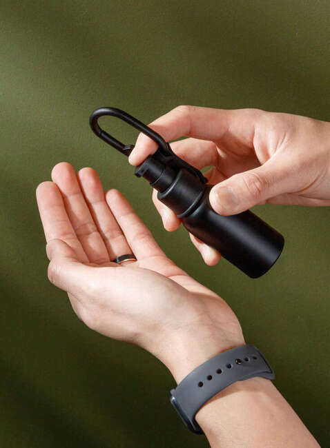 Butelka wielorazowa Orbitkey Clip-on Refillable Bottle 50 ml - black