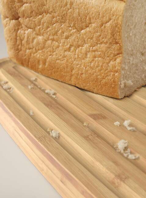 Chlebak z deską do krojenia Joseph Joseph Bread Bin with Bamboo Lid - white