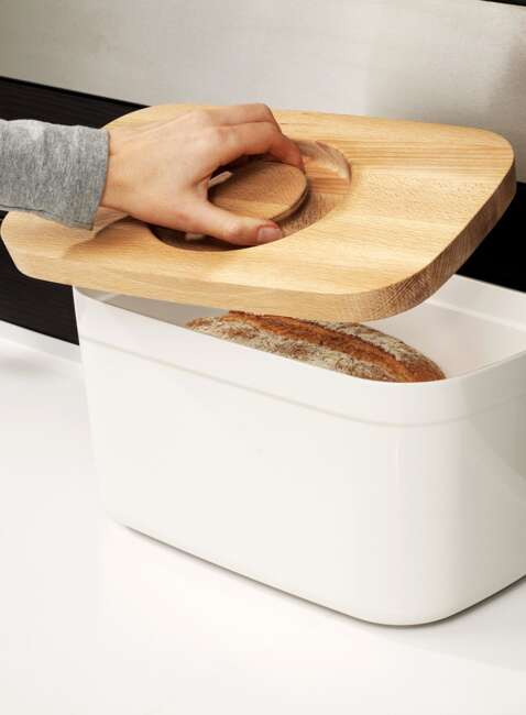 Chlebak z deską do krojenia Joseph Joseph Bread Bin with Bamboo Lid - white