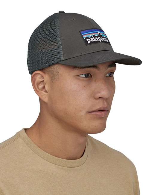 Czapka z daszkiem Patagonia P-6 Logo LoPro Trucker Hat - forge grey