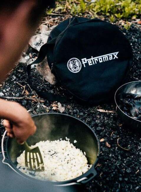 Garnek żeliwny na nóżkach Petromax Dutch Oven FT4,5 - black