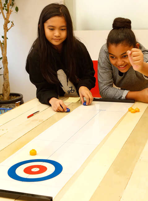 Gra stołowa Curling Kikkerland Table Top Curling Game