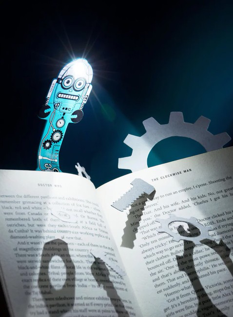 Lampka zakładka do książki Thinking Gifts Flexilight Pal LED - robot grey