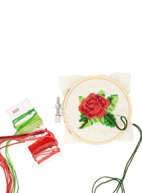 Mini zestaw do haftu krzyżykowego Kikkerland Cross Stitch Embroidery Kit - Rose 