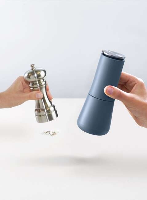 Młynki Joseph Joseph Milltop™ Salt & Pepper Mills - sky