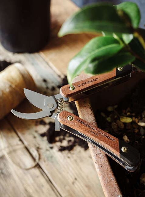 Ogrodowe narzędzie wielofunkcyjne Gentlemen's Hardware Garden Multi-Tool