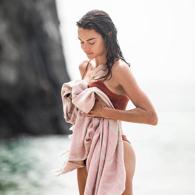 Ręcznik z frędzlami na plażę Tarovine Slowtide - rose