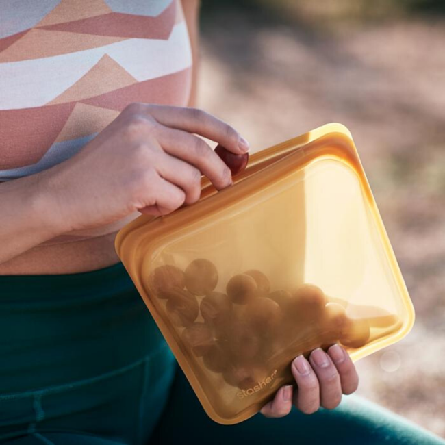 Silikonowy worek wielokrotnego użytku na przekąski Stasher - honey