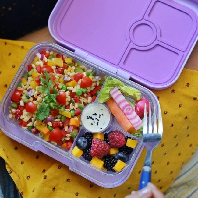 Średni płaski lunchbox do szkoły Yumbox Panino - misty aqua/rainbow tray