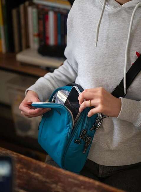 Torba antykradzieżowa Pacsafe Metrosafe LS100 Crossbody - tidal teal