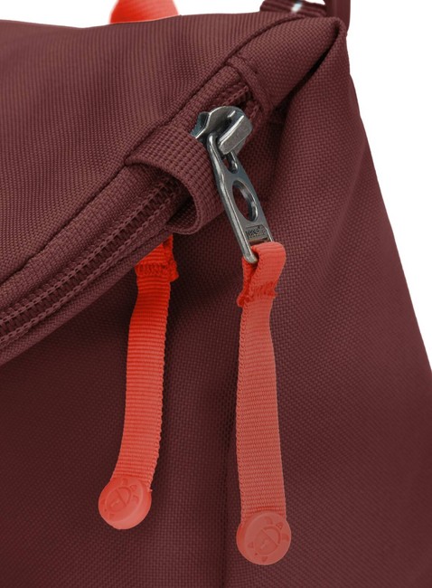 Torba antykradzieżowa z klapą Pacsafe GO Saddle Crossbody - garnet red