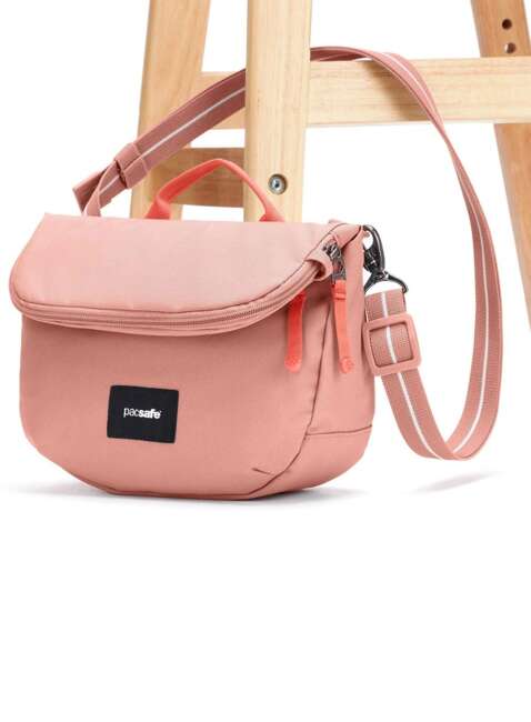 Torba antykradzieżowa z klapą Pacsafe GO Saddle Crossbody - rose