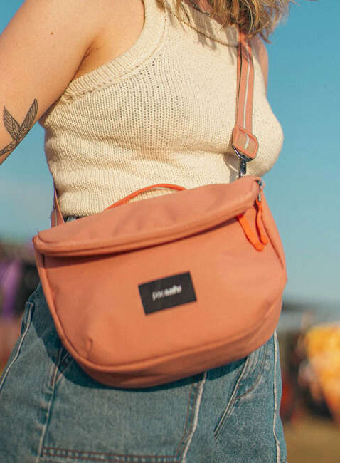 Torba antykradzieżowa z klapą Pacsafe GO Saddle Crossbody - rose