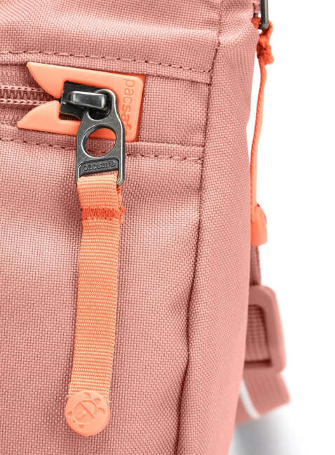 Torba antykradzieżowa z klapą Pacsafe GO Saddle Crossbody - rose