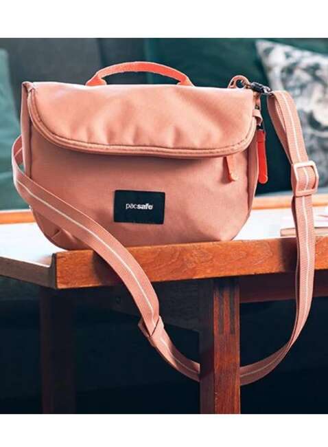 Torba antykradzieżowa z klapą Pacsafe GO Saddle Crossbody - rose