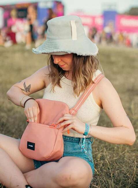 Torba antykradzieżowa z klapą Pacsafe GO Saddle Crossbody - rose