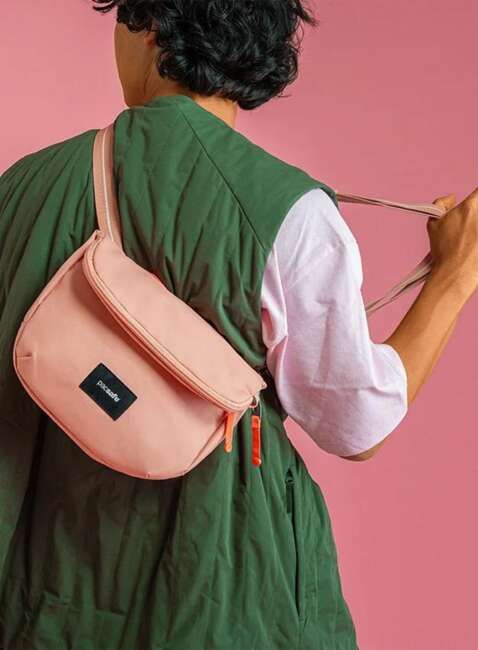 Torba antykradzieżowa z klapą Pacsafe GO Saddle Crossbody - rose