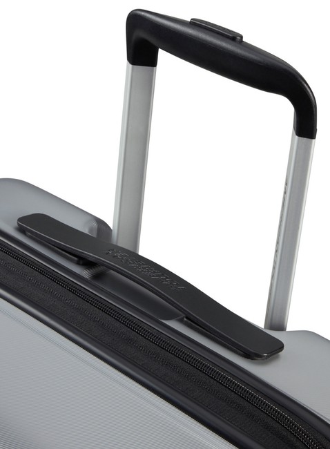 Walizka średnia American Tourister Flashline - sky silver