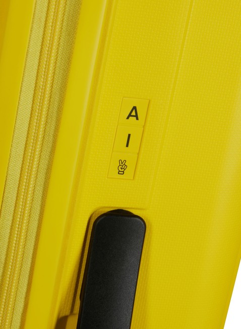 Walizka średnia American Tourister Rejoy - electric yellow