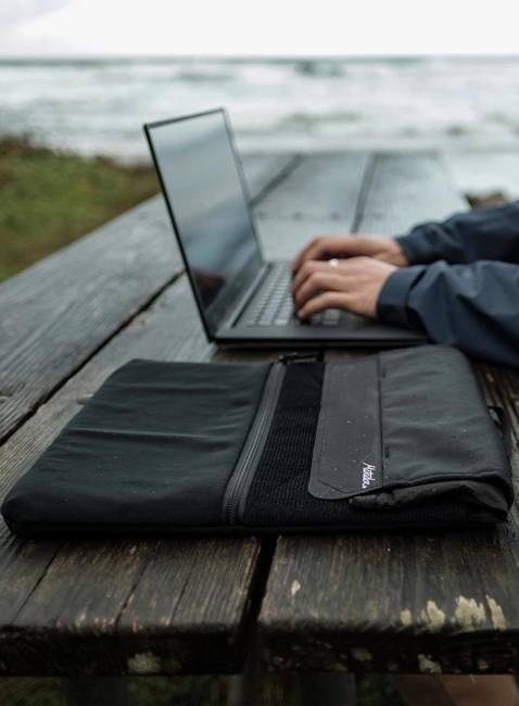 Wodoszczelny pokrowiec na laptopa Matador Laptop Base Layer - black