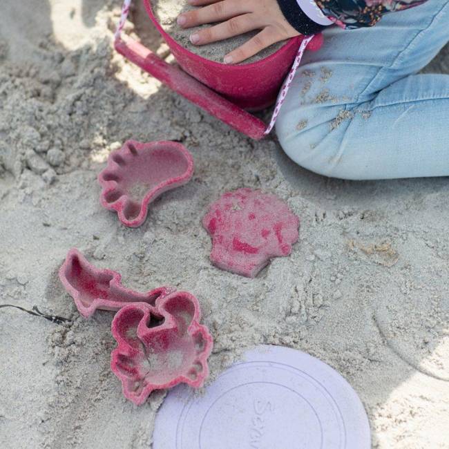 Zestaw 4 silikonowych foremek Footprint do piasku Scrunch - red cherry